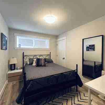The Governor's Suite - An executive oasis featuring a hot tub, fire pit and BBQ! Rooms