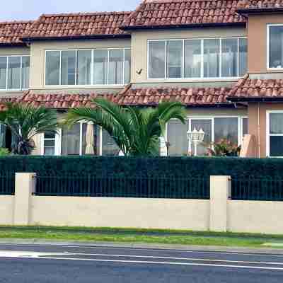 Waterfront fabulous view, spacious studio, heated pool & 10 mins walk into town. Hotel Exterior