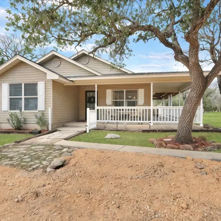 Hot Tub, Sep. Game Room, Wrap Porch,Quiet Street,Fire-Pit,2 Acres. All Ages!