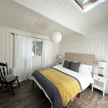 Year Round Beachfront Escape. Mountain Views, Hot Tub, Dedicated Retreat Room