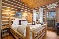 Sweet Retreat Cabin -  Fiber Optic Wi-Fi, Hot tub, Pool table and more.... - シャレー