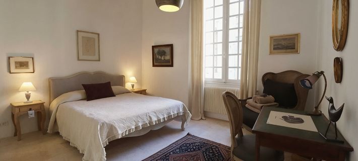Magnificent apartment on Place aux Herbes- 16th century building Hotels in Uzès
