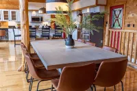 Luxury 5 BR Cabin with Hot Tub and Views!