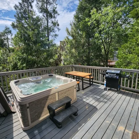 Cozy Cabin Retreat w/Hot Tub+Fire Pit+ AC+Games+EV+BBQ