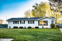 Cozy & Cheerful Home-2 Levels of Comfort! - 2-Star