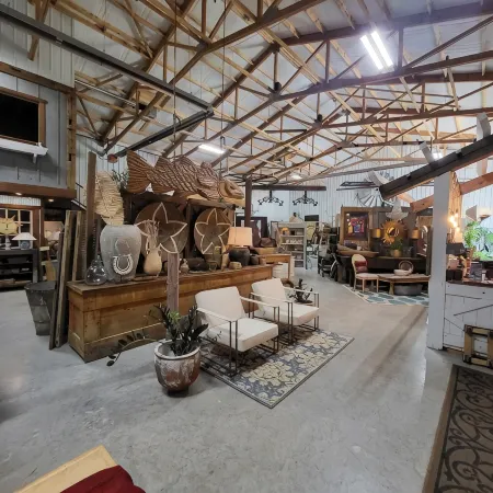Cozy loft inside a vintage store on an animal rescue farm in Westville, IN Отели в г. Кулспринг Тауншип