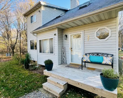 Cozy 3-bedroom cottage with AC and WiFi in lovely Albrightsville Hotels in Penn Forest Township