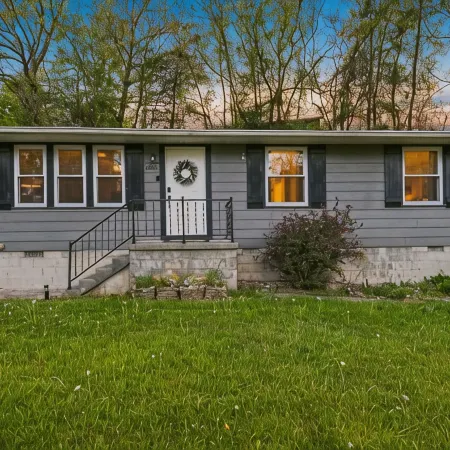 10 Min to NRG Park with Private Deck, Movie Nights & Fire Pit