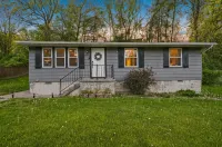 10 Min to NRG Park with Private Deck, Movie Nights & Fire Pit - Boutique