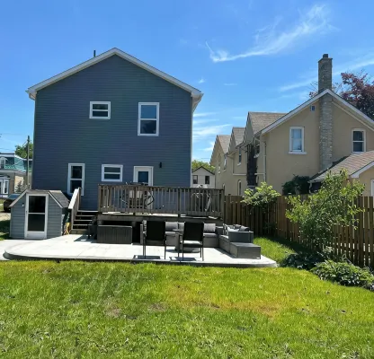 Fully Renovated Cottage on Queen, 3min walk from Beach and Downtown Adventures!