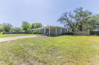 Belle of Belton-Spacious/Central Location/Pool/Hot Tub/Game Room w/ Pool Table