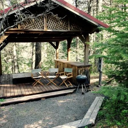 Mt Ashland Homestead, Ashland 10m, 40 ridgetop acres old forest, right by PCT