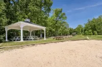 Enjoy lake life FREE kayak and canoes. Relax at this family friendly lake house. - 4-Star