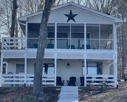 Amazing LAKEFRONT Main Lake 5BR/3.5BA House. Quiet Cove, Close to Everything. Hotels in Sixpound