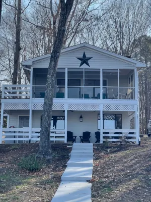 Amazing LAKEFRONT Main Lake 5BR/3.5BA House. Quiet Cove, Close to Everything.