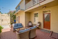 4 Bedroom, 3  Bath  Big Downtown Frederick home, w/ Private Patio &  fire table
