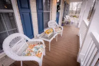 HOME AWAY FROM HOME/ 2 -story modern farmhouse at Lake Gaston  /HOT TUB AUG 1 - 3 stjerner