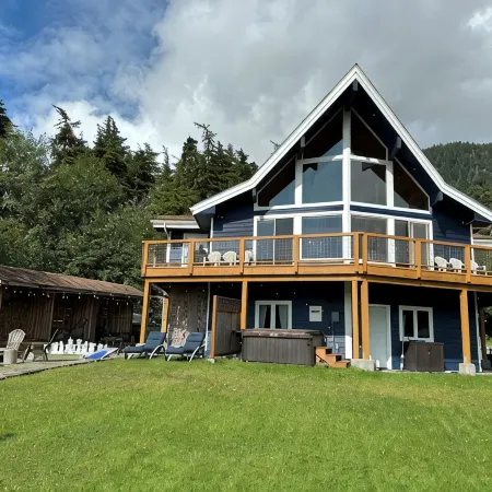 Auke Bay Chalet~ Ocean views, Hot tub, Sauna, outdoor entertainment, & fire pit!