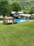 Farmhouse Getaway • 30 Acres • River Access • Pool Retreat - piscina