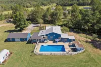 Rustic Farmhouse with Pool/hot tub/fire pits/6.5 acres Mountain Views - Pools