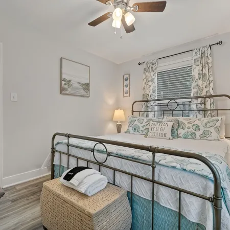 2 bedrooms - King bed - close to beaches - beautiful deck with outdoor seating.