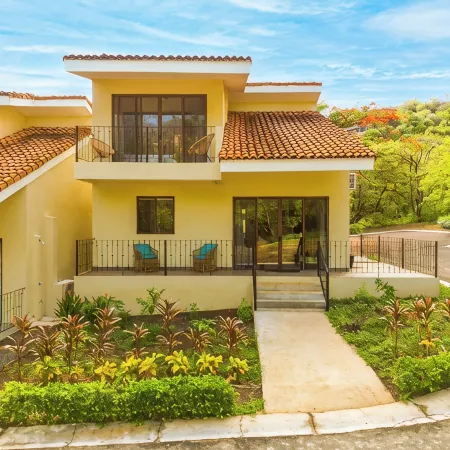 Ocotal Beach House - Family Friendly & Only a Block To The Beach!