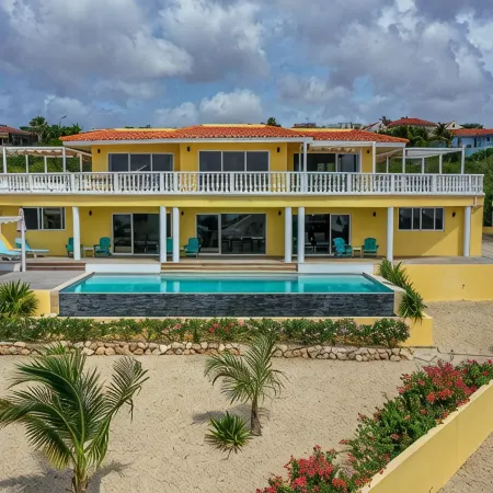 Luxury living, private pool and spectacular views!