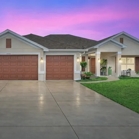 Huge Fall Discounts!!!!! 5 Bdr, 3 Bath. 7 Min to Beach, Sleeps 11, Private Pool!