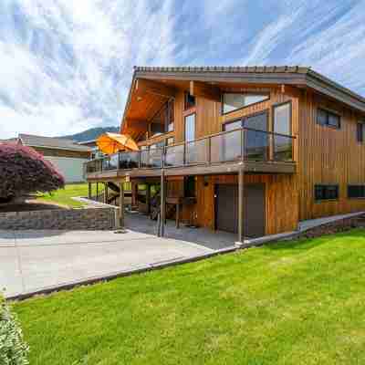 Sunrise Chalet at Wapato Point, Sleeps 12, Half Block to Sandy Beach Waterfront Hotel Exterior