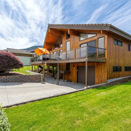 Sunrise Chalet at Wapato Point, Sleeps 12, Half Block to Sandy Beach Waterfront