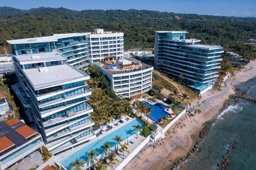 Beautiful Beach front Condo with pool and Espectacular ocean views