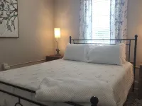 Magnolia Hideaway 2-BR Apt in center of Town of Colonial Beach Hotels in Colonial Beach