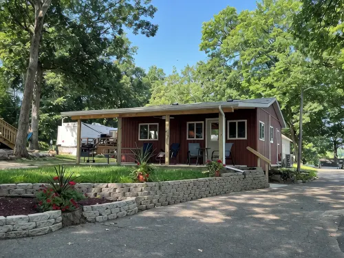 Cozy cottage in awesome Greenville with WiFi, AC