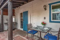 Cozy Casita with Private Courtyard - 1.3 Miles to Uofa / 3.5 Miles to Downtown - Apartments