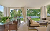 Stunning Rose Bowl Mansion 5 Minutes Walk!