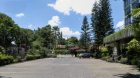 Regent's Park Hotel at Kayutangan Malang - parking