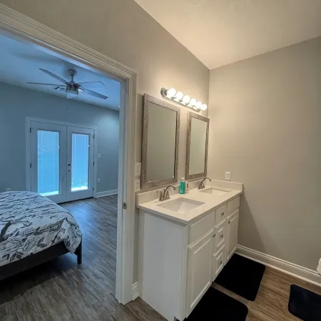 2027- 3-bedroom condo with comfort & amenities near Resturant’s & shopping.