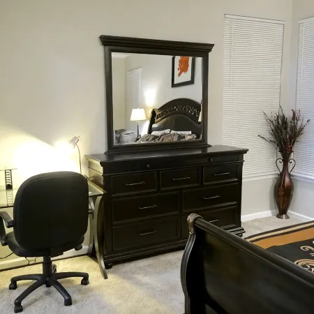 GORGEOUS 1 BEDROOM WITH FREE WIFI & STREET PARKING