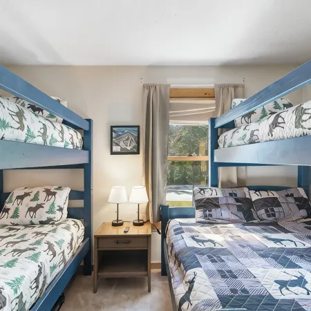 Spacious Corner Townhouse Next to Mt. Snow! Private Hot Tub!