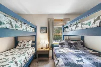 Spacious Corner Townhouse Next to Mt. Snow! Private Hot Tub!
