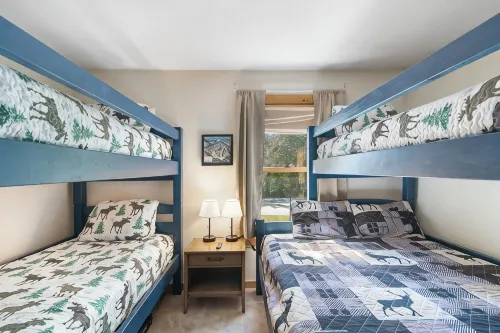 Spacious Corner Townhouse Next to Mt. Snow! Private Hot Tub!