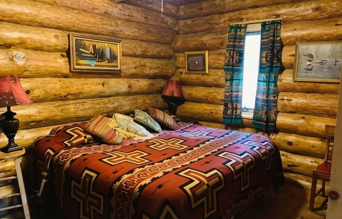 Cozy cottage trails, trout fishing & fireplace.