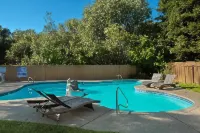 Lake Natoma Inn - Pools
