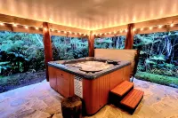 Rainforest Retreat w/Outdoor Fireplace & Hot Tub - Boutique