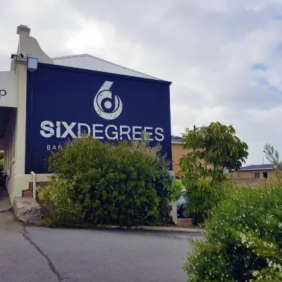 Six Degrees Motel Hotels near Albany Waterfront Marina