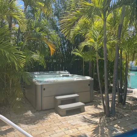 Large Full Duplex with Pool / Hot tub Pet Friendly  581- 591 10th Street