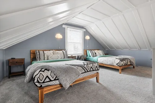Hot Tub! Pets! Green  Clean-Walking Distance to Proctor District - 4-Star