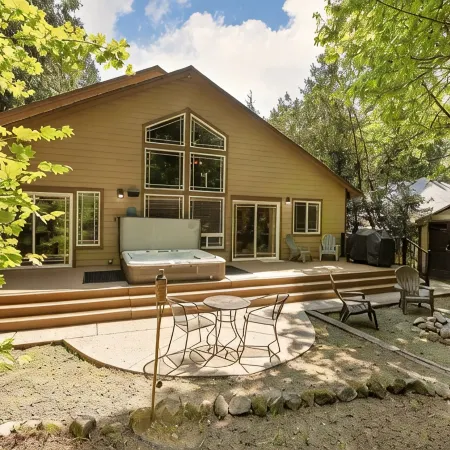 Mt Hood Village! Close to Golf and Skiing. Hot Tub+Dog Friendly