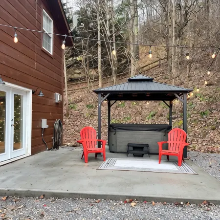 Stylish Cataloochee Mtn Cabin with a hot tub.