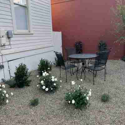 Right in the heart of Healdsburg lies this charming two-bedroom house Hotel Exterior